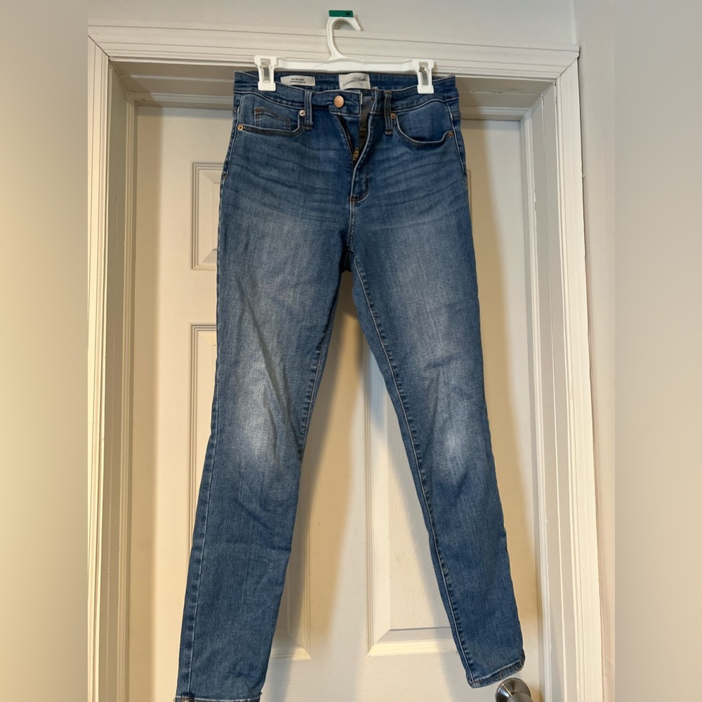 Universal Thread (Target brand) size 6R skinny jeans in a semi-dark denim wash